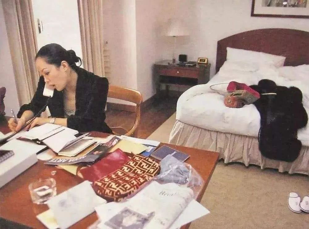 买垮两任富豪丈夫背债2.5亿，她还能翻身吗？