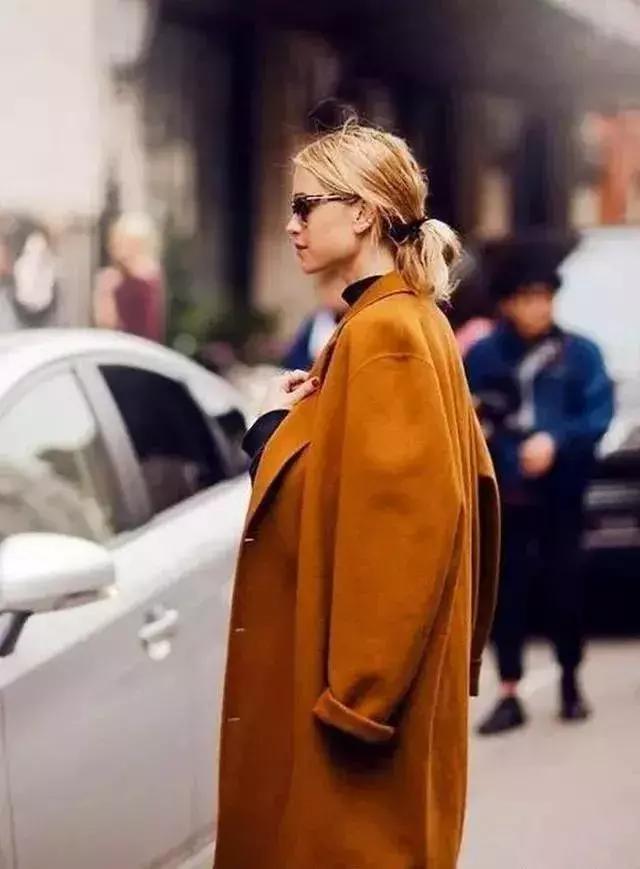 女士肤色暗黄穿什么色的衣服好,脸色发黄穿什么颜色上衣提亮肤色