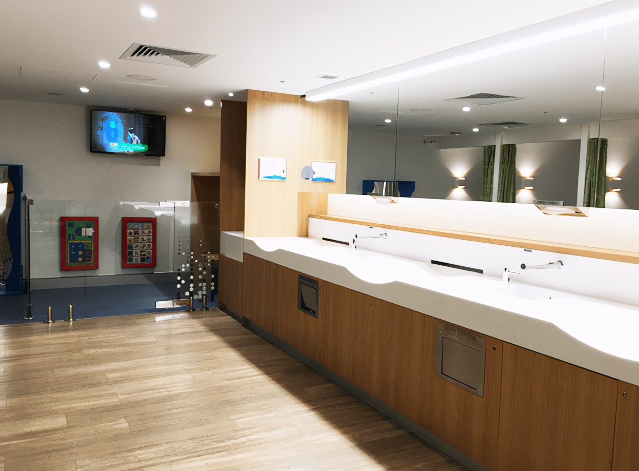 带儿子进女厕被指责,带儿子进女厕所遭指责