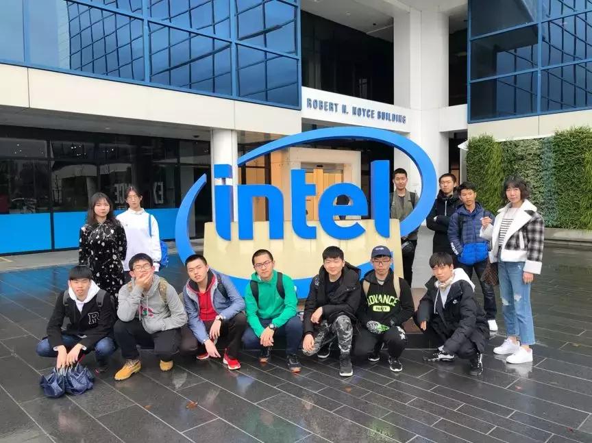 这帮人要组织去斯坦福大学玩机器人，就是价格小贵，心痛