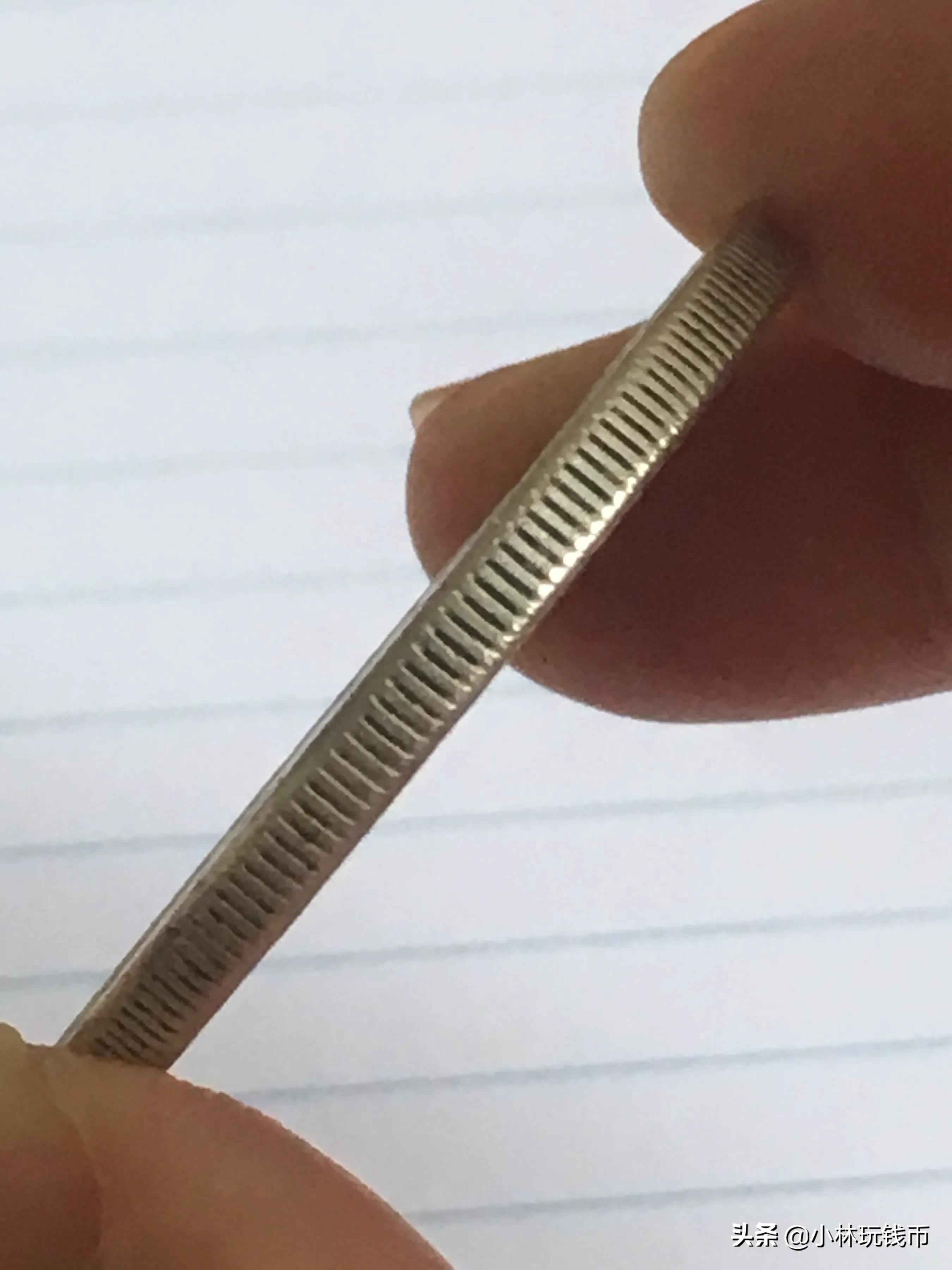 别人拿银元鉴定真假,隔壁邻居让我帮他鉴定银元