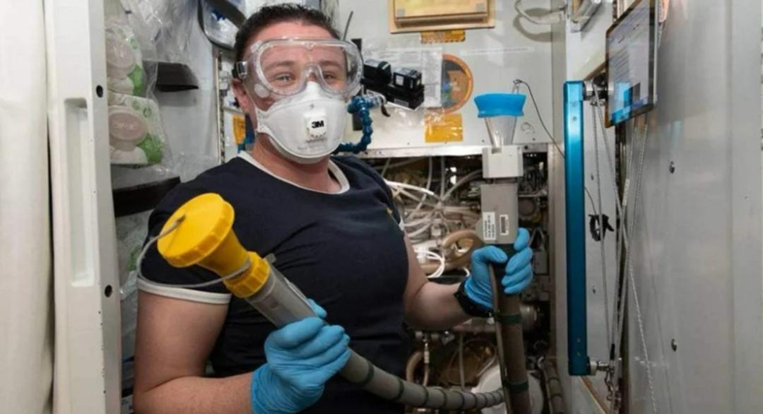 航天员太空产生的便便如何处理,宇航员在太空便便会落到地面吗