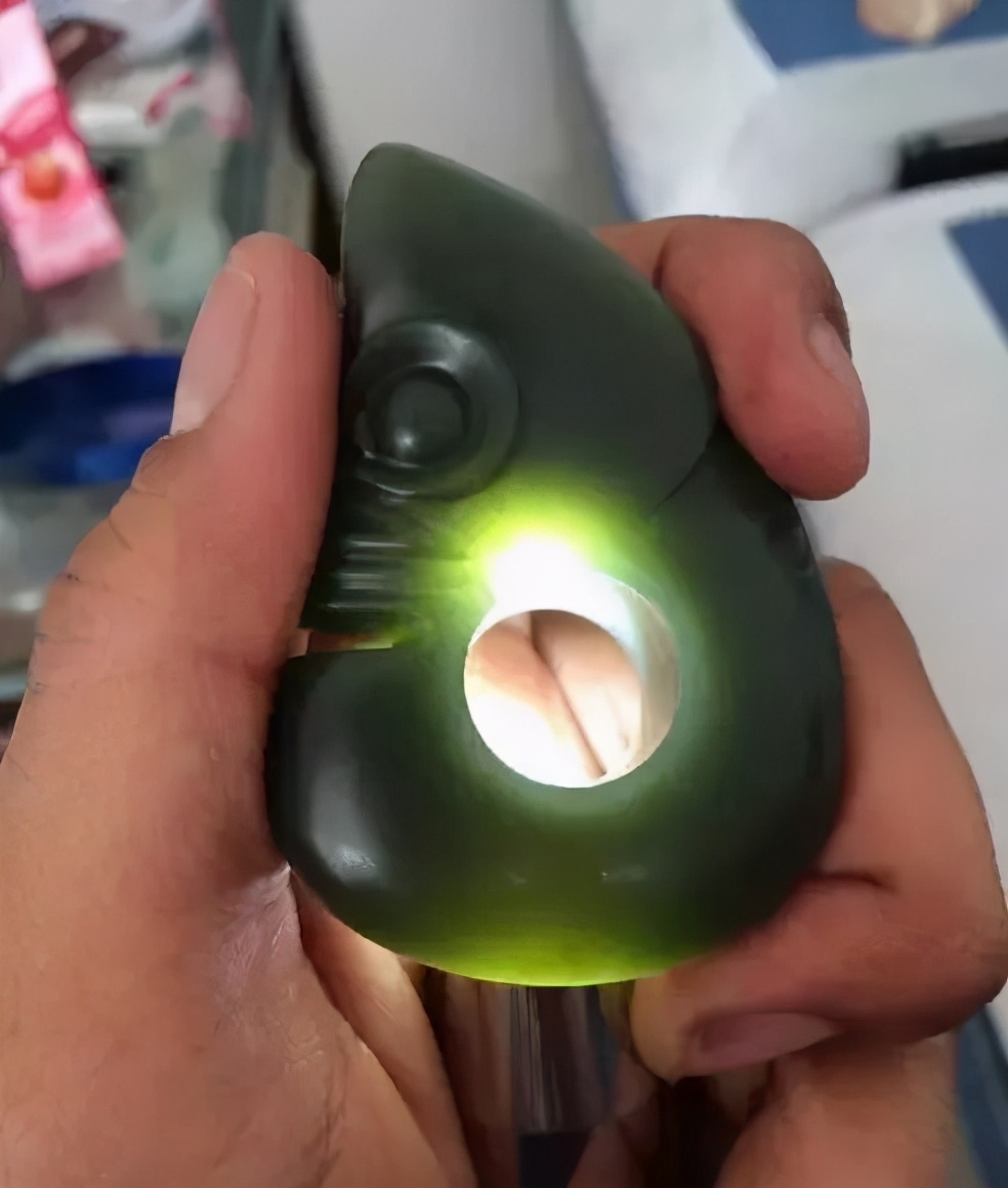 稀奇！亲戚从迪拜带回来的“翡翠”，放了几天，居然冒油了