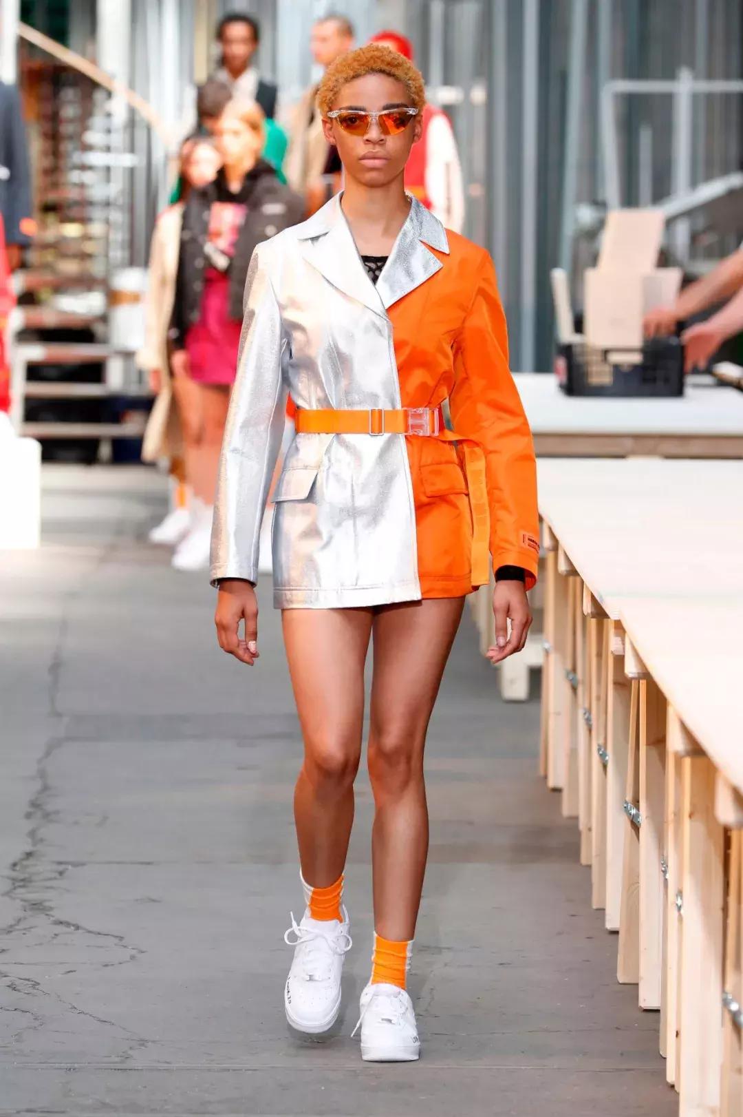 今年爆款皮毛一体女装,高档红色皮毛一体女装新款