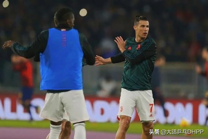 c罗又踢足球又打篮球,皇马球星c罗停球穿裆过人射门