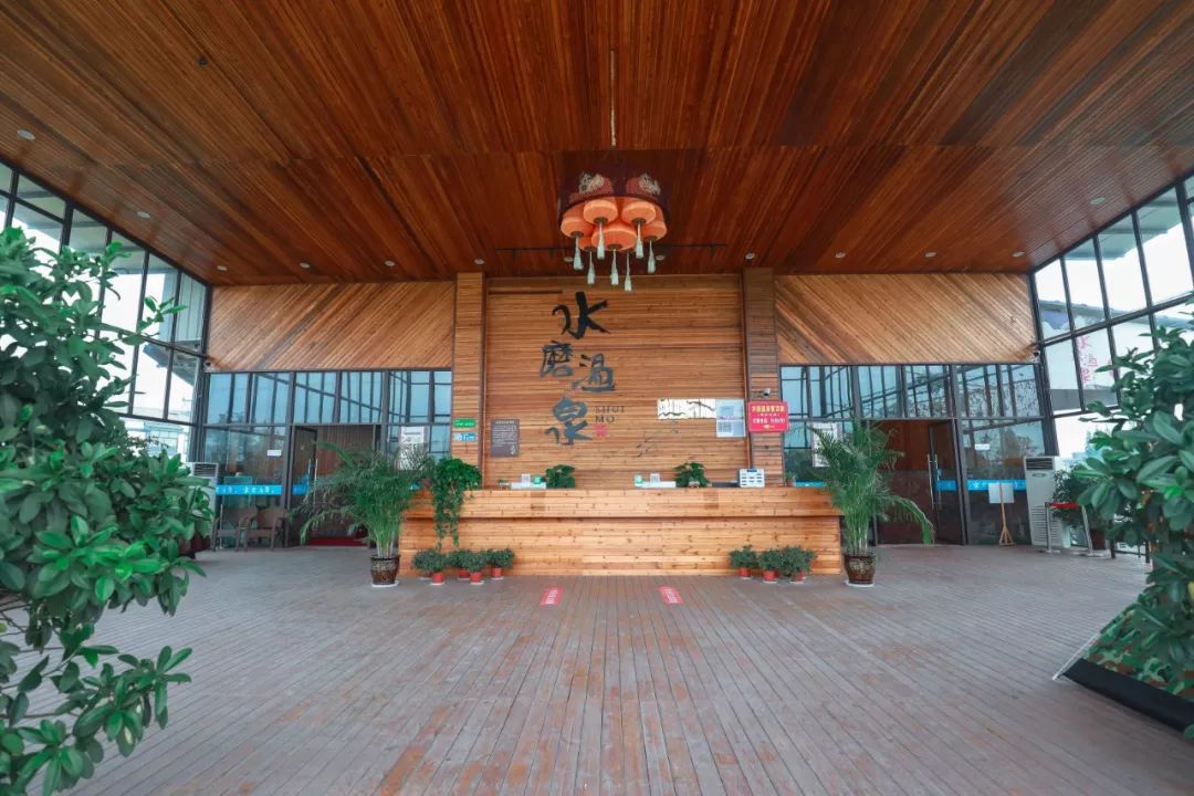 成都2天来回的温泉推荐，彩林雪景青山绿水，美成仙境