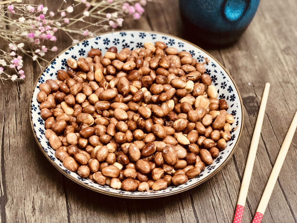 炸花生米，控制不好时间怎么办？多加“一物”，再也不担心炸糊了