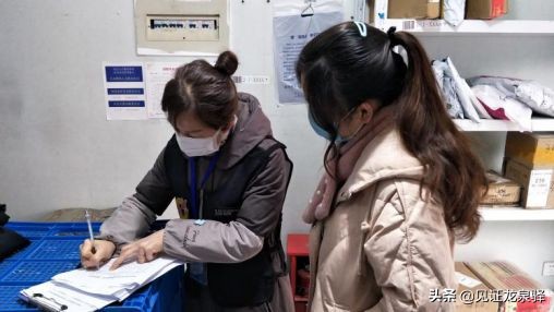社区抗疫执勤队员的暖心事,警民同心抗疫心系群众送温暖