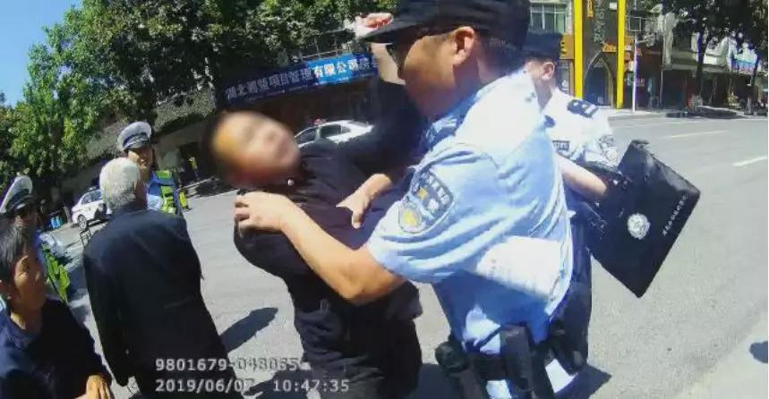 儿子违法被处罚父亲暴打警察后续,男子暴打母亲儿子当街暴打父亲