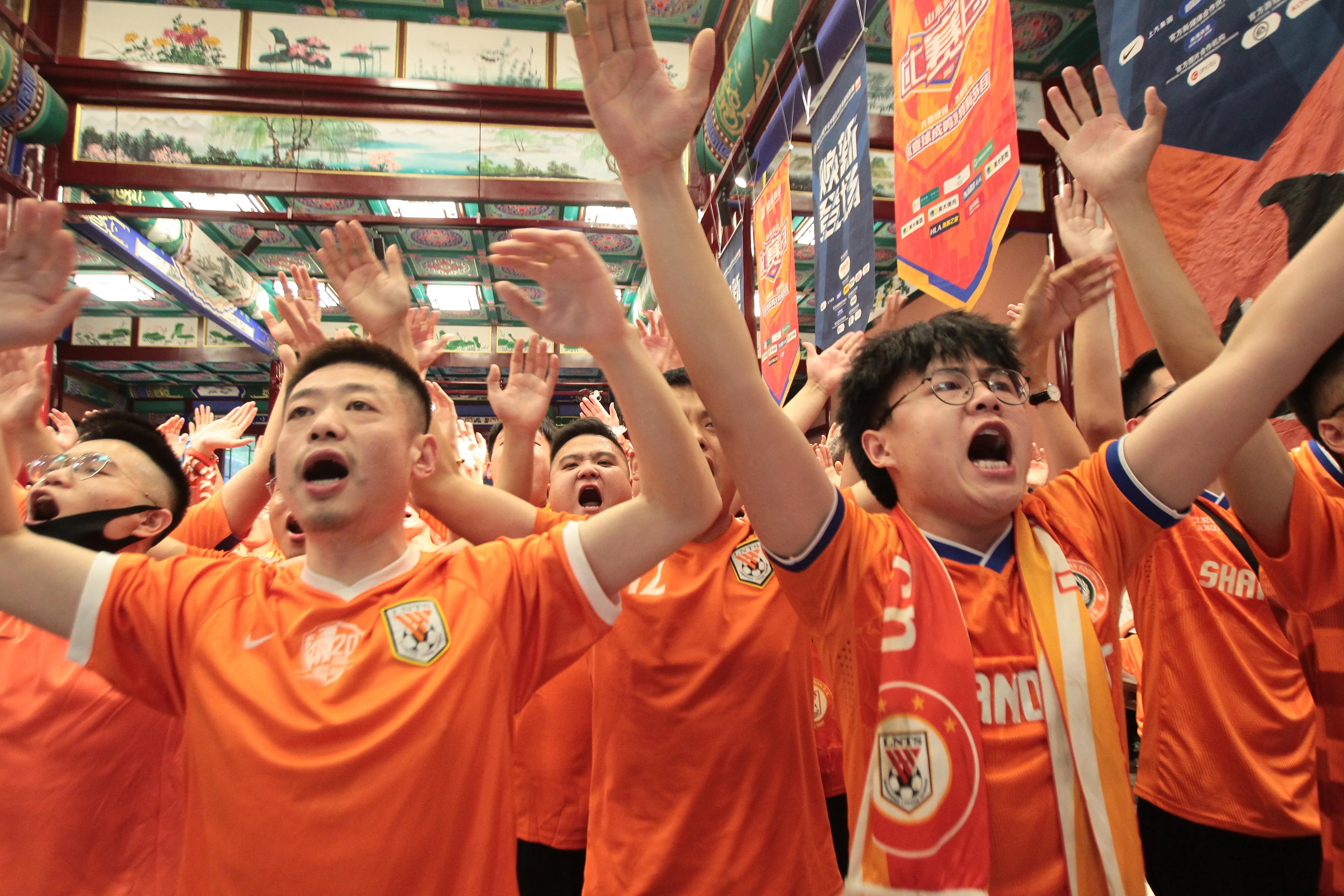 愿岁月可回首且以深情共白头解释,青葱岁月已逝唯有足球不可辜负