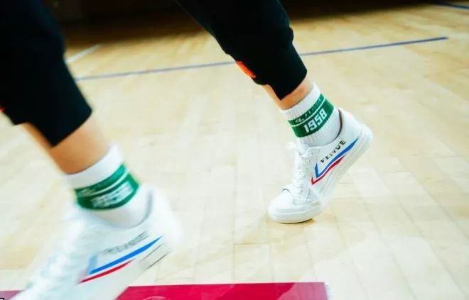 阿迪达斯优衣库耐克,阿迪达斯进芝加哥送鞋