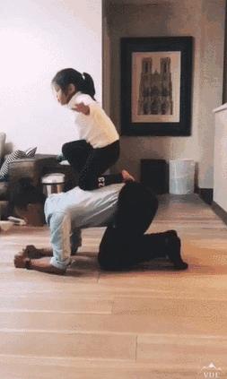 在家亲子运动游戏10岁,宅家一起做运动操