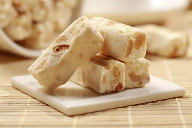 DIY甜蜜牛轧糖简单方法,自己制作的牛轧糖味道甜过初恋