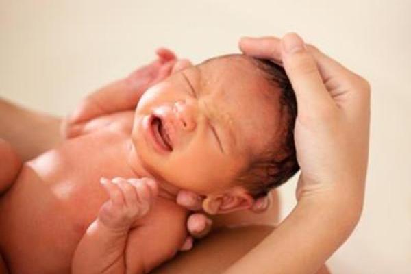 育儿小知识：宝宝的耳朵进水或流进奶液怎么护理