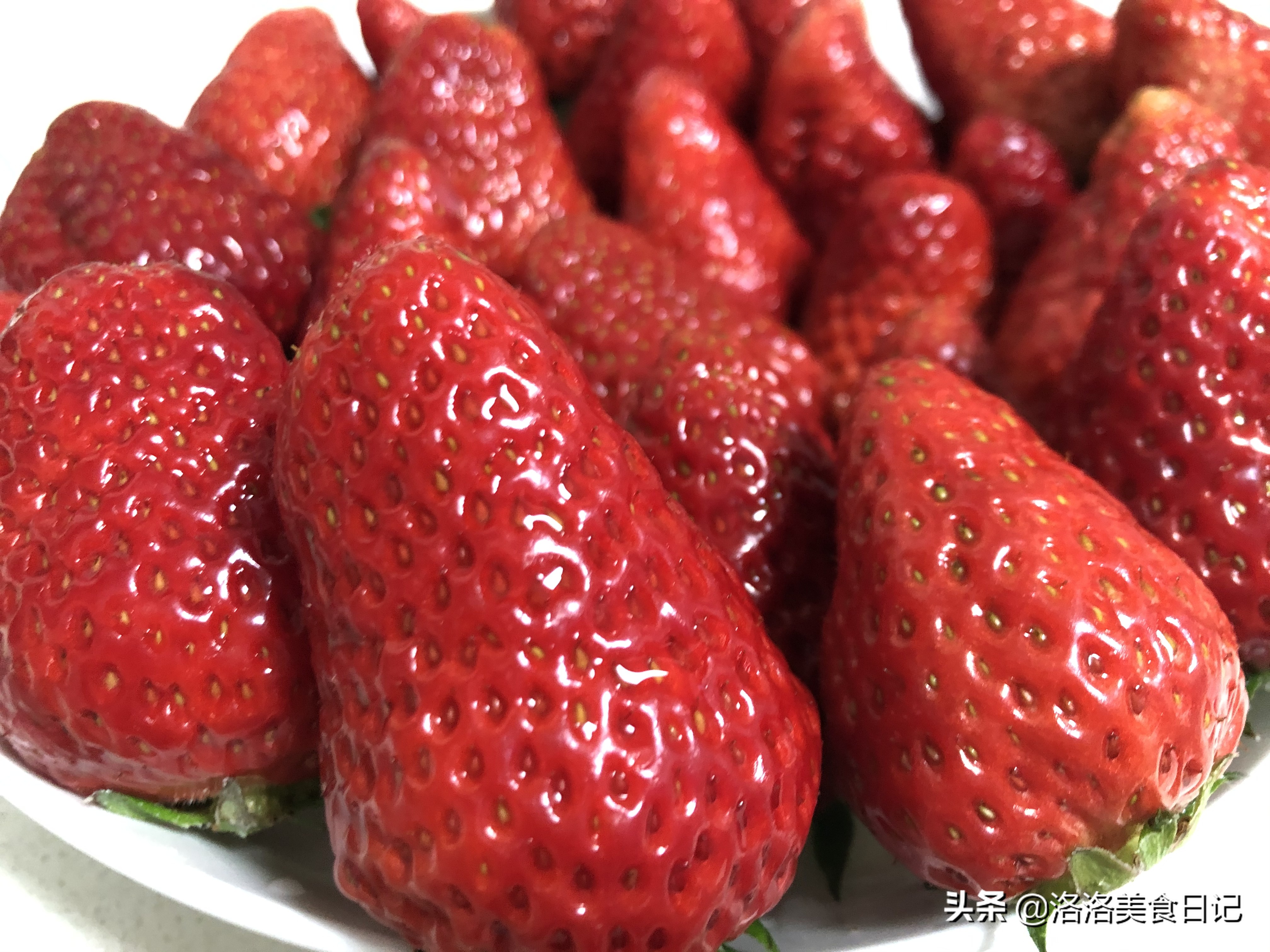 洗草莓，直接用清水洗等于吃虫卵，教你一招，洗得干净吃得更放心