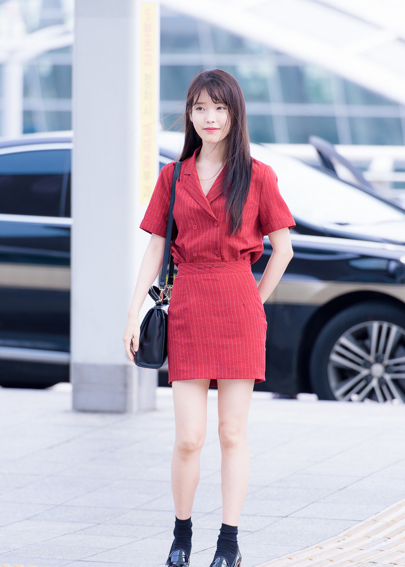 她是“韩国版”刘诗诗，今穿针织衫灯芯绒裙，27岁甜美似高中生