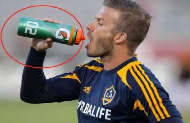 足球运动员为什么要吐饮料,足球运动员喝的水要全部吐出来吗