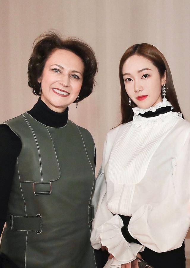 郑秀妍穿丝绸露背裙晒随拍,郑秀妍秀场粉色长裙造型