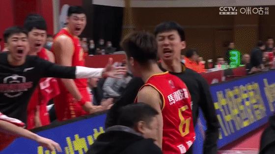 单打外援，读秒致命抢断！深圳“一”控怒吼庆祝