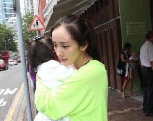 杨幂包裹严实低头疾走,杨幂一袭黑衣现机场开启秀腿模式