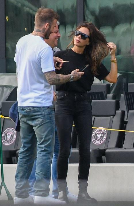 贝嫂和小贝当街亲吻甜腻了！大小准儿媳同框比拼，二儿子女友太美