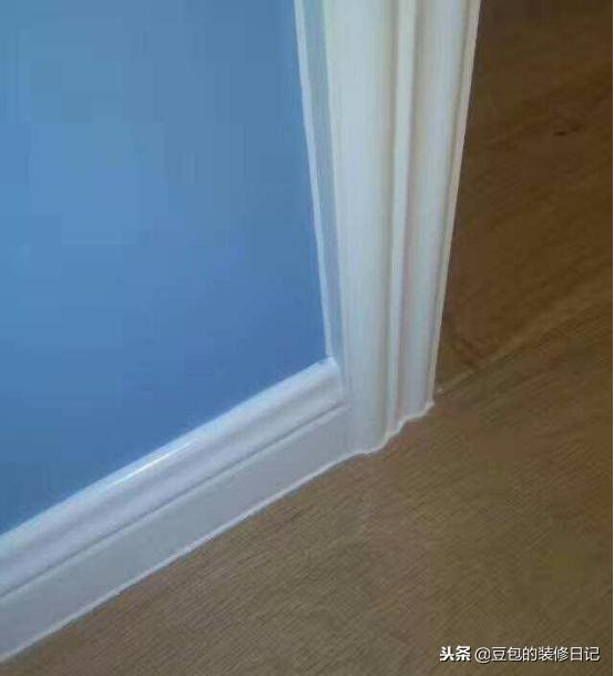 墙纸大面积翘开了怎么修补啊,又厚又硬的墙纸翘边用什么胶水