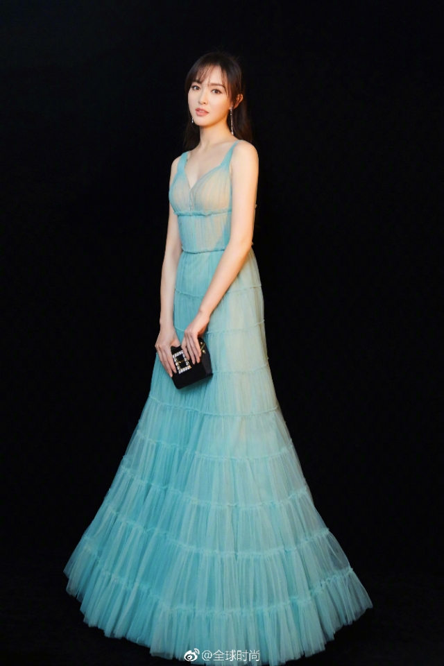 身着J.Mendel绿色纱裙的唐嫣温柔中带点小性感