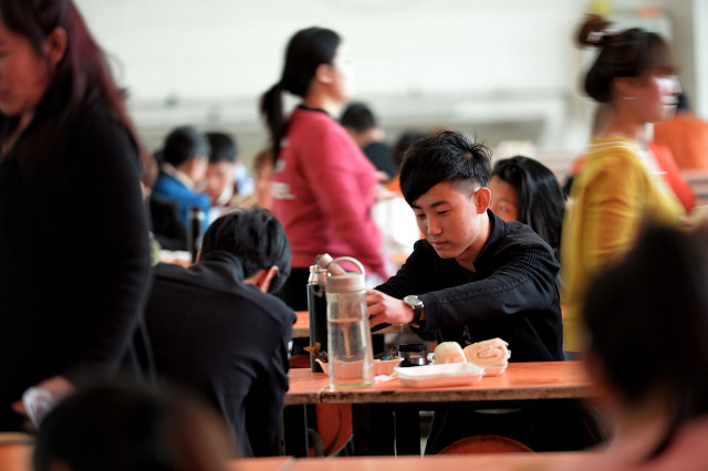 请客吃饭有人私下拿烟酒,请客吃饭的时候有人拿烟