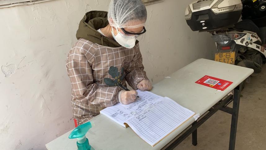 黄石：在职*党**员进社区“双报到”服务群众践行初心誓言