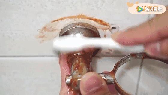 马桶水龙头生锈怎么拆,马桶浴缸水垢清除妙招图片