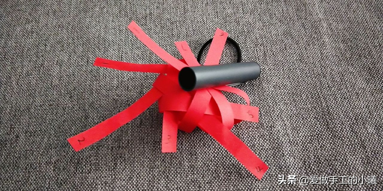 用纸条编织灯笼上面的穗子教程,用折星星的纸条做灯笼