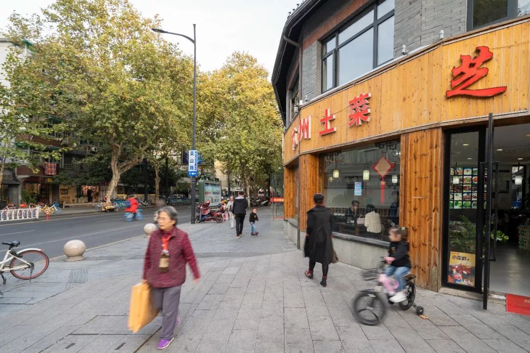 奇点杭州|近江海鲜城入驻涌金广场，店家花100万装修