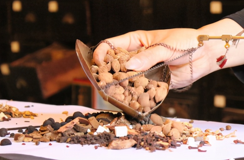 夜尿多吃左氧氟沙星和金匮肾气丸,细菌性慢性前列腺炎尿会黄吗