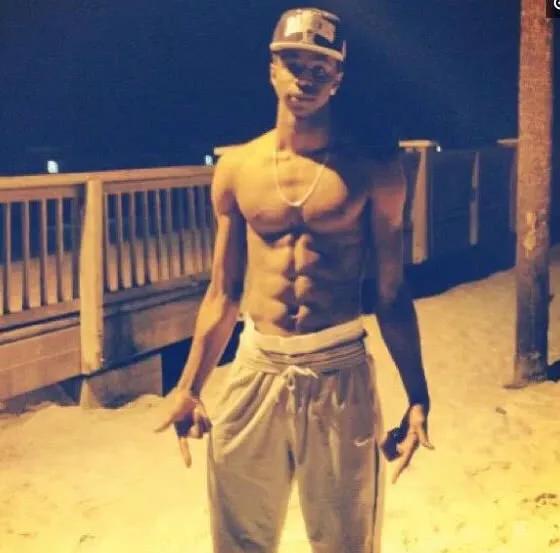 c罗播求,拳王播求六块腹肌