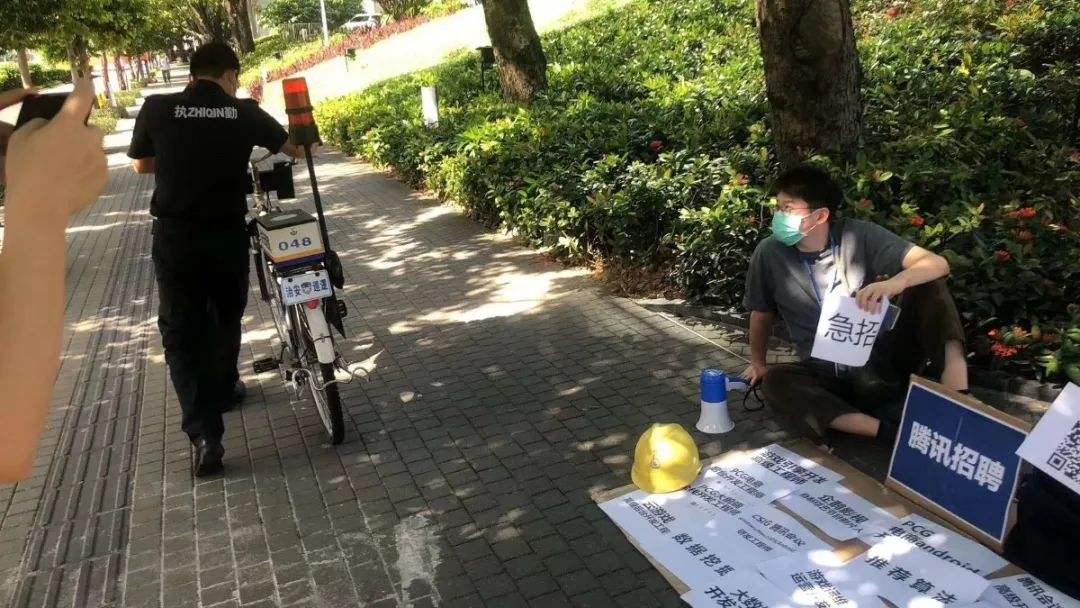 地摊经济城管摆摊,城市地摊摆摊攻略