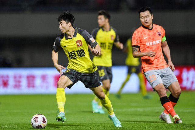 烂尾的大湾区德比！恒大爆冷1-2负于深圳，登顶一轮就被扯下来了