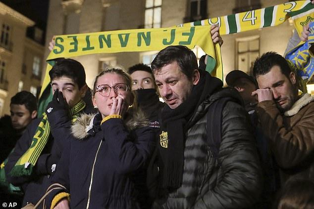 萨拉失踪球迷含泪为其守夜，C罗不合时宜发自拍引争议遭名宿怒斥