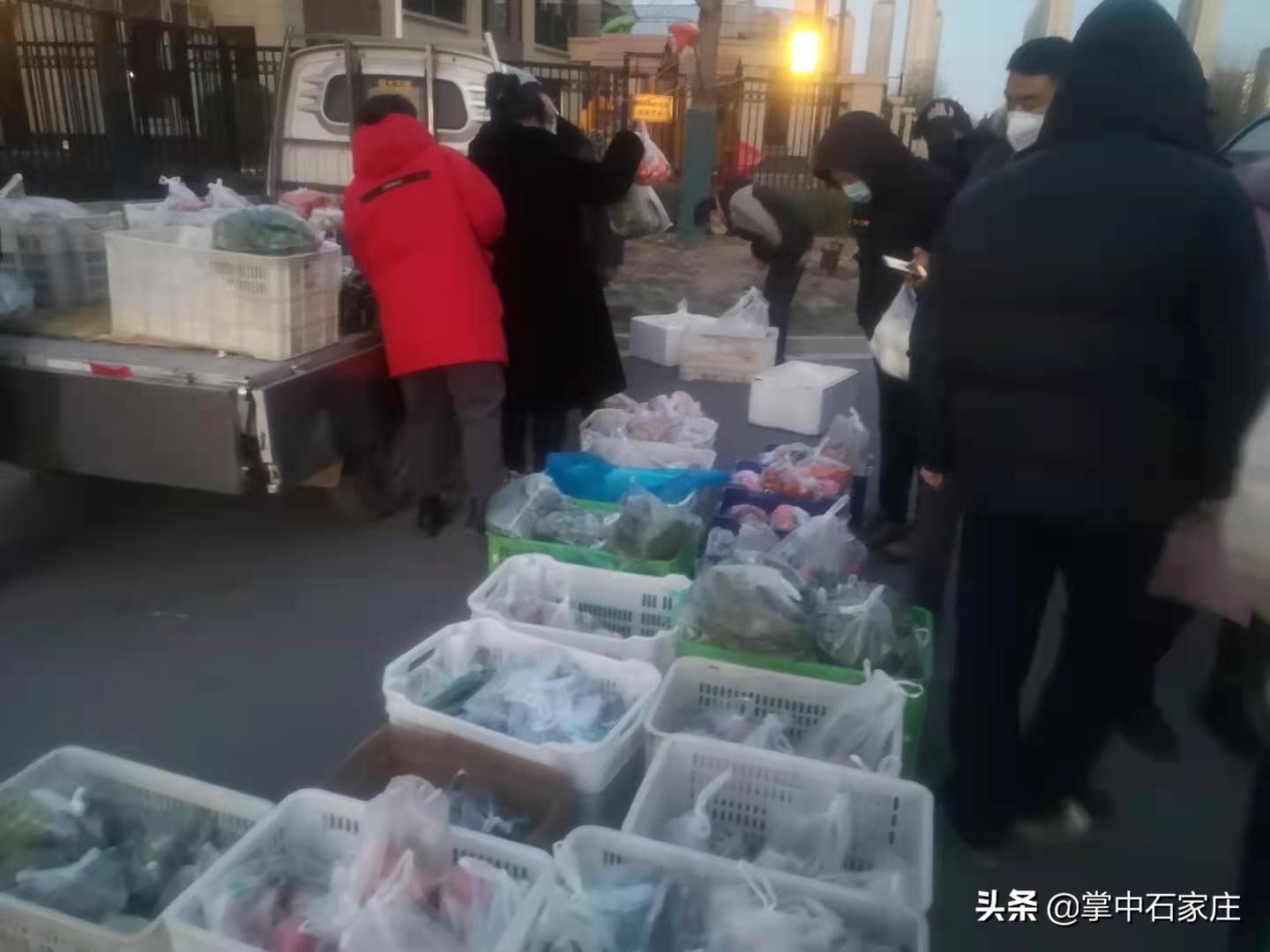 将生活日用品送到家门口 石家庄社区物业志愿者联手保民生