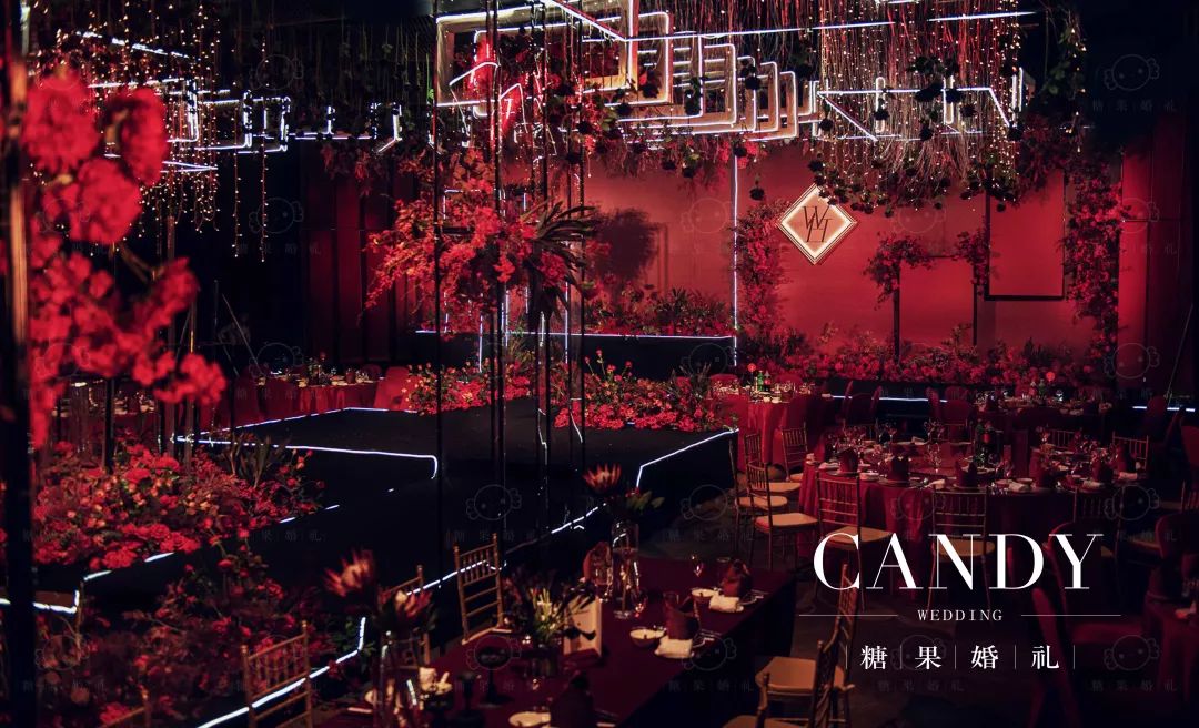 整场婚礼都是静谧深沉的红与黑在空间的碰撞，神秘而高级
