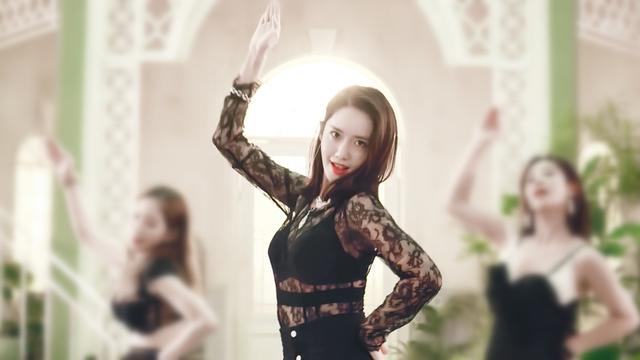 林允儿黑色吊带裙,林允儿黑色抹胸深v礼服