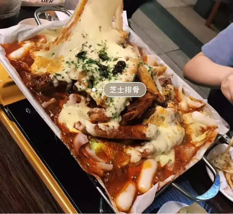 广州爆火的韩国年糕火锅 (韩国美食一条街部队火锅)