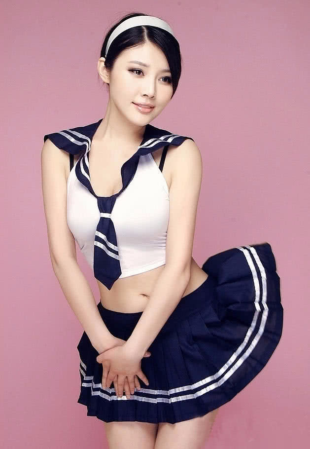 徐冬冬黑色开叉裙造型,徐冬冬蕾丝裹身裙高级感