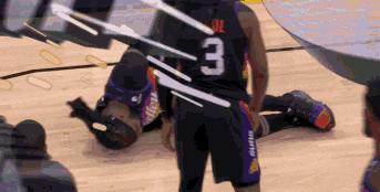 浓眉倒地击打克劳德,克劳德被浓眉踢中文解说