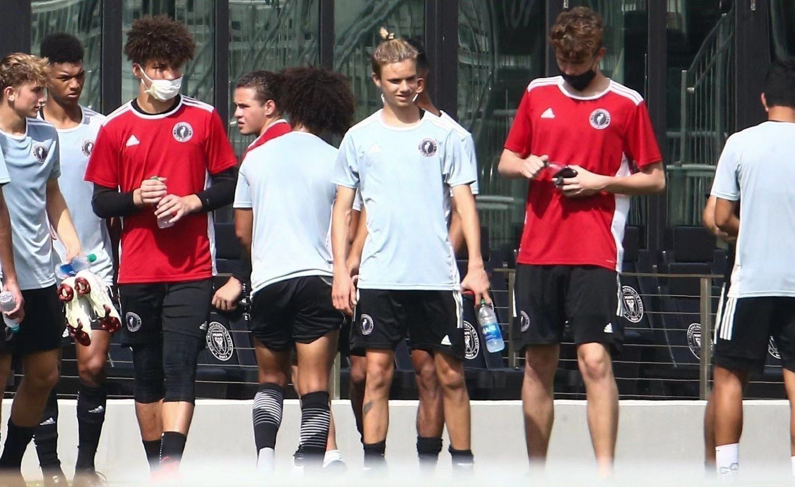 贝克汉姆二儿子有多会穿,贝克汉姆重返赛场