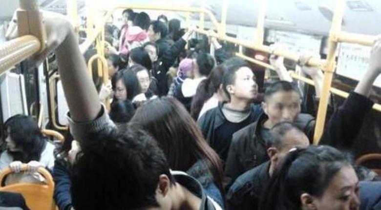 公交车上孩子肚子疼的大哭,小男孩在公交车上突然肚子疼