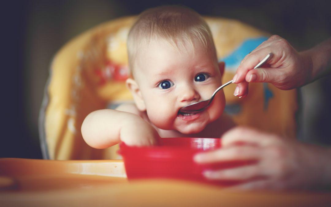 宝宝吐奶越来越严重体重下降快,四个月宝宝吐奶偏黄是什么原因