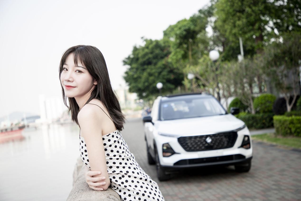 美女淘宝店主当车模，为爱车打CALL，能发微信的RS-3让她时刻在线