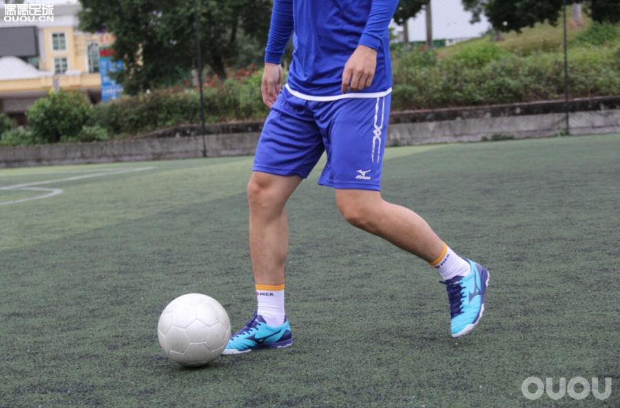 美津浓中端ag足球鞋,美津浓neo足球鞋不同配色有差异吗