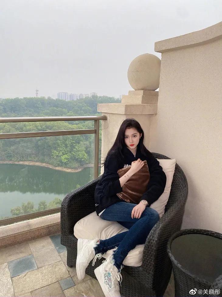 明星们脚上的球鞋，悄悄变贵了