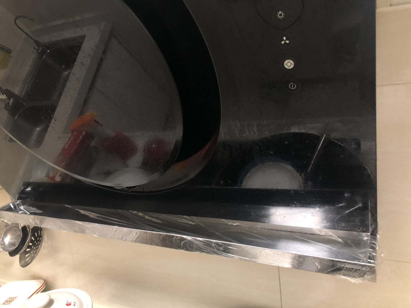 油烟机清洗铺保鲜膜,网状抽油烟机清洗小窍门